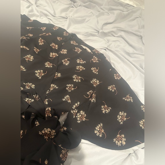 Loft Floral Tie Wrap Black Blouse Flutter Sleeves Size XS - Picture 2 of 6